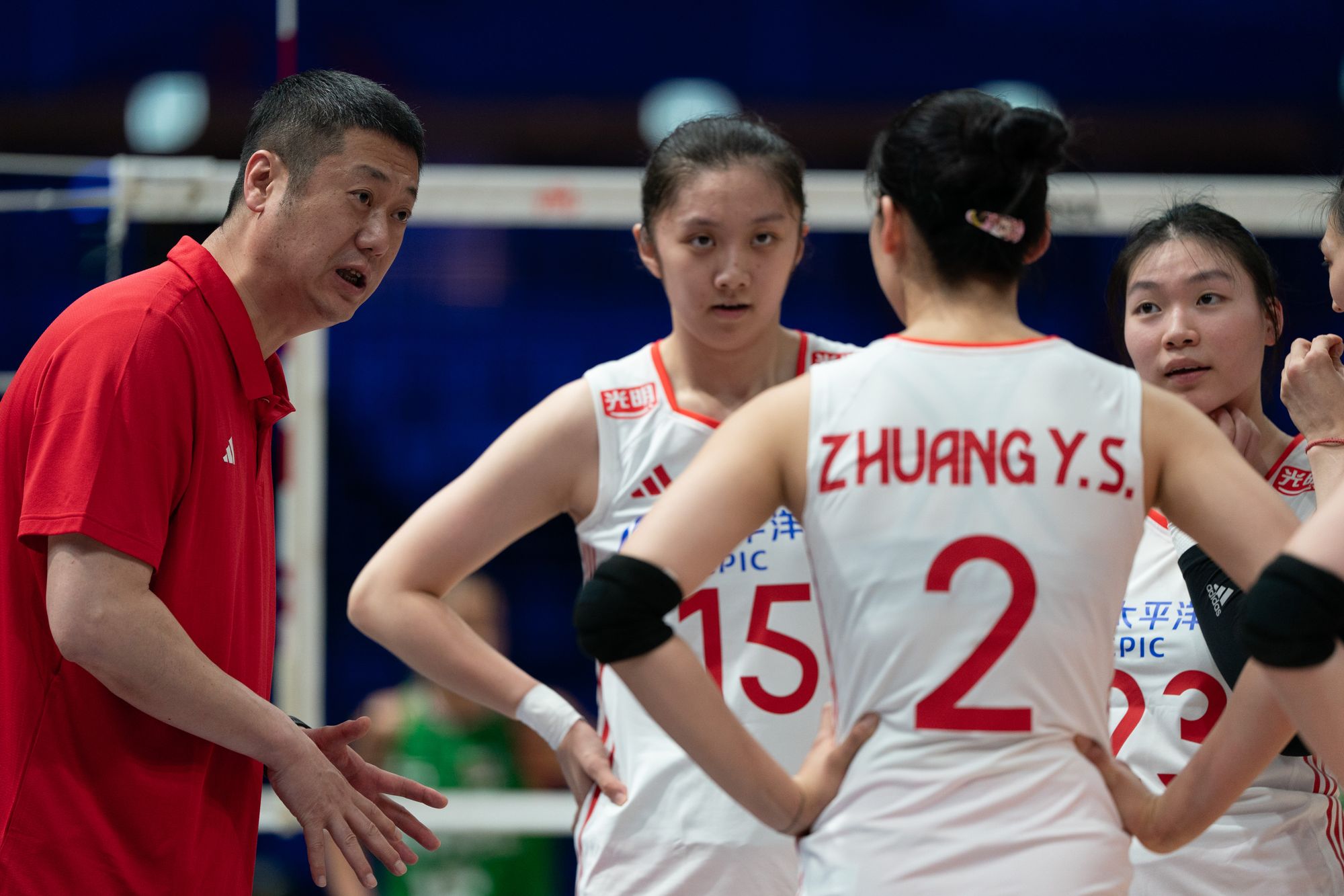 Team China coach Zhao Yong talk with player.