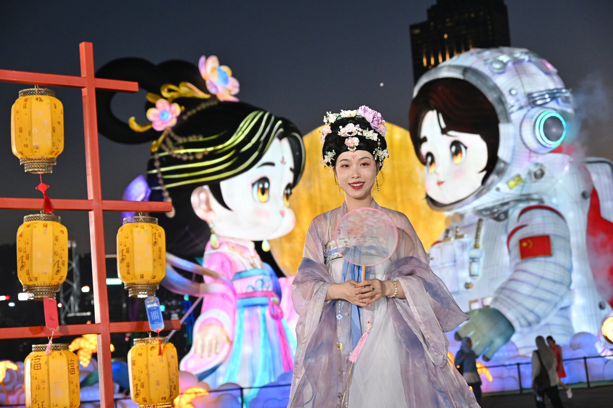 A performer dress in traditional Hanfu