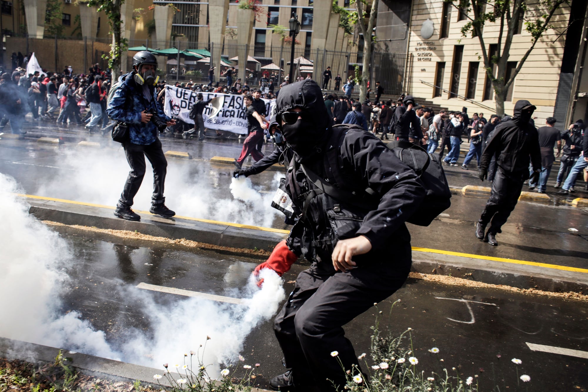 Students and workers protest Chile's 2027 budget.