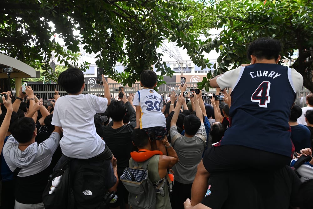 Fans Waiting For NBA Star Stephen Curry Fans Waiting For NBA Star Stephen Curry