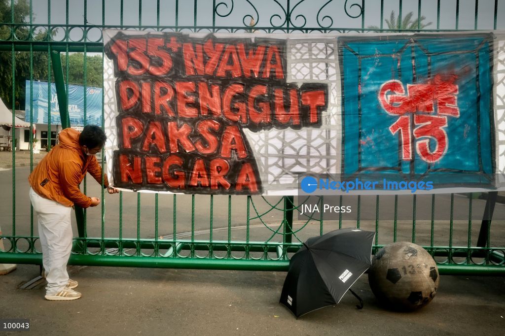 JAKARTA, INDONESIA, OCTOBER 1, 2026: Human rights activists participate in the 927th "Kamisan" (Thursday) protest outside the Merdeka Palace in Jakarta, marking the fourth anniversary of the Kanjuruhan tragedy. The disaster occurred on October 1, 2022, during an Indonesian Liga 1 football match between Arema FC and Persebaya Surabaya at Kanjuruhan Stadium in Malang, East Java. Indonesia's National Commission on Human Rights (Komnas HAM) identified the firing of tear gas by police as the main trigger of the disaster, which resulted in the deaths of 135 people as spectators attempted to escape the stadium. The annual Kamisan protest calls for justice, accountability and the rights of victims and their families. Photo by Edsah Setiawan / JNA Press (Photo by Edsah Setiawan/JNA Press via Nexpher Images)