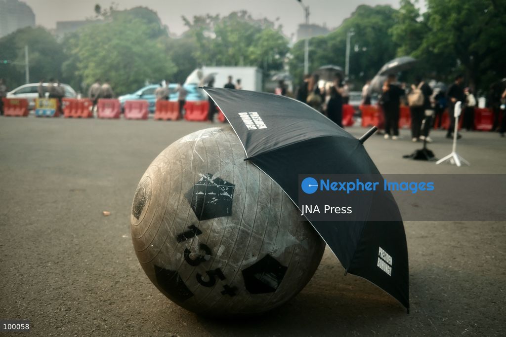 JAKARTA, INDONESIA, OCTOBER 1, 2026: Human rights activists participate in the 927th "Kamisan" (Thursday) protest outside the Merdeka Palace in Jakarta, marking the fourth anniversary of the Kanjuruhan tragedy. The disaster occurred on October 1, 2022, during an Indonesian Liga 1 football match between Arema FC and Persebaya Surabaya at Kanjuruhan Stadium in Malang, East Java. Indonesia's National Commission on Human Rights (Komnas HAM) identified the firing of tear gas by police as the main trigger of the disaster, which resulted in the deaths of 135 people as spectators attempted to escape the stadium. The annual Kamisan protest calls for justice, accountability and the rights of victims and their families. Photo by Edsah Setiawan / JNA Press (Photo by Edsah Setiawan/JNA Press via Nexpher Images)