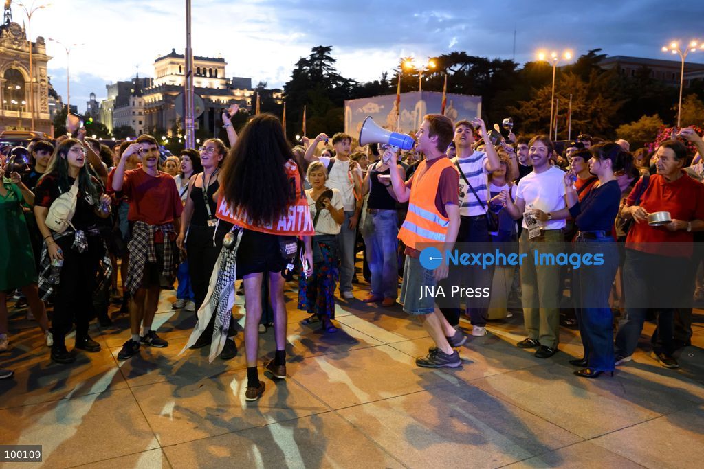 MADRID, SPAIN, OCTOBER 1, 2026: Members of the Sindicato de Inquilinas participate in a casserole protest outside Madrid City Hall, demanding action on housing affordability and tenant protections. The demonstration was organized by the tenants' union as part of a nationwide mobilization calling on lawmakers to approve housing measures, including protections against evictions and changes to rental contracts. Photo by Tomas Calle / JNA Press. (Photo by Tomas Calle/JNA Press via Nexpher Images)