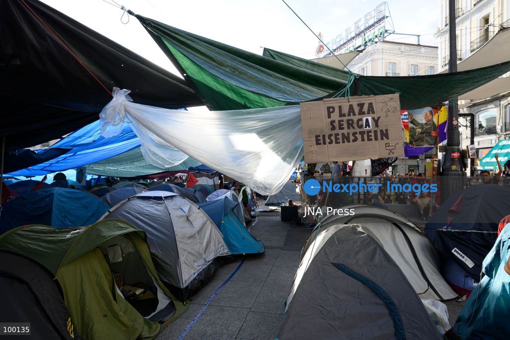 MADRID, SPAIN, OCTOBER 1, 2026: People continue to camp at Puerta del Sol in Madrid on the sixth day of an encampment initially organized by the Sindicato de Inquilinas (Tenants' Union) following the eviction of an 87-year-old woman from her home. Individuals and organizations have joined the protest, which calls for stronger tenant protections, measures to address housing unaffordability and an end to evictions that leave vulnerable residents without alternative accommodation. Photo by Tomas Calle / JNA Press. (Photo by Tomas Calle/JNA Press via Nexpher Images)
