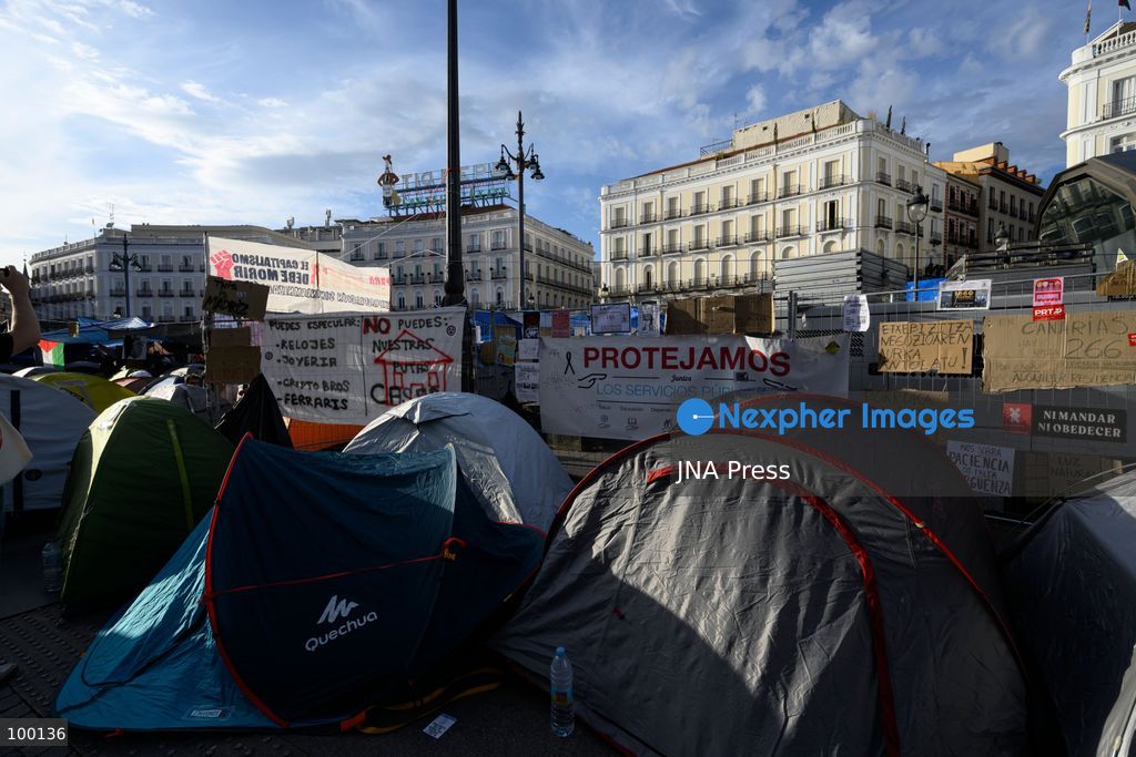 MADRID, SPAIN, OCTOBER 1, 2026: People continue to camp at Puerta del Sol in Madrid on the sixth day of an encampment initially organized by the Sindicato de Inquilinas (Tenants' Union) following the eviction of an 87-year-old woman from her home. Individuals and organizations have joined the protest, which calls for stronger tenant protections, measures to address housing unaffordability and an end to evictions that leave vulnerable residents without alternative accommodation. Photo by Tomas Calle / JNA Press. (Photo by Tomas Calle/JNA Press via Nexpher Images)