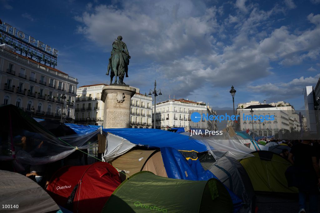 MADRID, SPAIN, OCTOBER 1, 2026: People continue to camp at Puerta del Sol in Madrid on the sixth day of an encampment initially organized by the Sindicato de Inquilinas (Tenants' Union) following the eviction of an 87-year-old woman from her home. Individuals and organizations have joined the protest, which calls for stronger tenant protections, measures to address housing unaffordability and an end to evictions that leave vulnerable residents without alternative accommodation. Photo by Tomas Calle / JNA Press. (Photo by Tomas Calle/JNA Press via Nexpher Images)