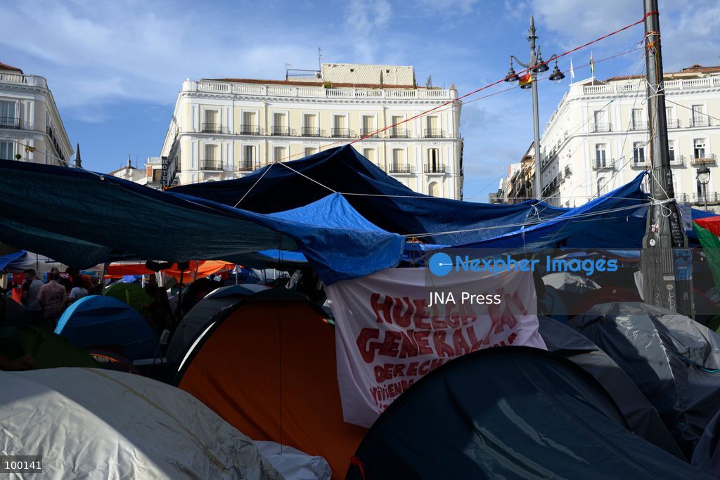 MADRID, SPAIN, OCTOBER 1, 2026: People continue to camp at Puerta del Sol in Madrid on the sixth day of an encampment initially organized by the Sindicato de Inquilinas (Tenants' Union) following the eviction of an 87-year-old woman from her home. Individuals and organizations have joined the protest, which calls for stronger tenant protections, measures to address housing unaffordability and an end to evictions that leave vulnerable residents without alternative accommodation. Photo by Tomas Calle / JNA Press. (Photo by Tomas Calle/JNA Press via Nexpher Images)