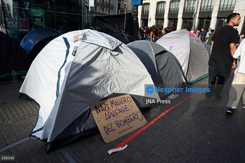 MADRID, SPAIN, OCTOBER 1, 2026: People continue to camp at Puerta del Sol in Madrid on the sixth day of an encampment initially organized by the Sindicato de Inquilinas (Tenants' Union) following the eviction of an 87-year-old woman from her home. Individuals and organizations have joined the protest, which calls for stronger tenant protections, measures to address housing unaffordability and an end to evictions that leave vulnerable residents without alternative accommodation. Photo by Tomas Calle / JNA Press. (Photo by Tomas Calle/JNA Press via Nexpher Images)