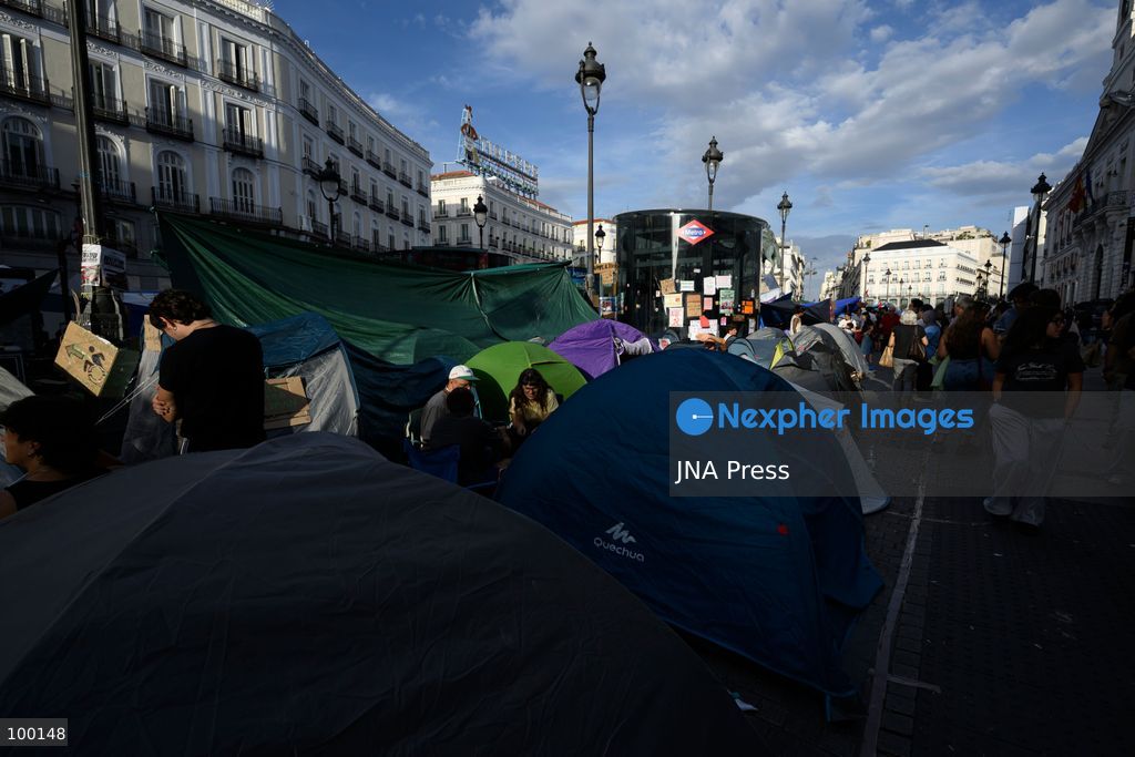 MADRID, SPAIN, OCTOBER 1, 2026: People continue to camp at Puerta del Sol in Madrid on the sixth day of an encampment initially organized by the Sindicato de Inquilinas (Tenants' Union) following the eviction of an 87-year-old woman from her home. Individuals and organizations have joined the protest, which calls for stronger tenant protections, measures to address housing unaffordability and an end to evictions that leave vulnerable residents without alternative accommodation. Photo by Tomas Calle / JNA Press. (Photo by Tomas Calle/JNA Press via Nexpher Images)