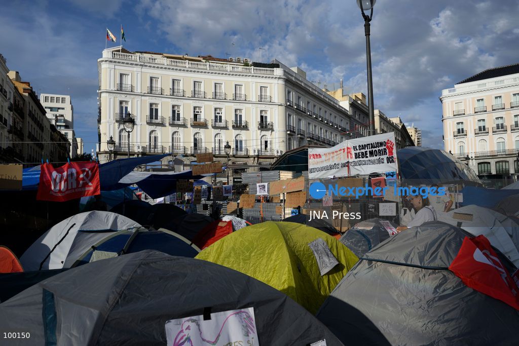 MADRID, SPAIN, OCTOBER 1, 2026: People continue to camp at Puerta del Sol in Madrid on the sixth day of an encampment initially organized by the Sindicato de Inquilinas (Tenants' Union) following the eviction of an 87-year-old woman from her home. Individuals and organizations have joined the protest, which calls for stronger tenant protections, measures to address housing unaffordability and an end to evictions that leave vulnerable residents without alternative accommodation. Photo by Tomas Calle / JNA Press. (Photo by Tomas Calle/JNA Press via Nexpher Images)