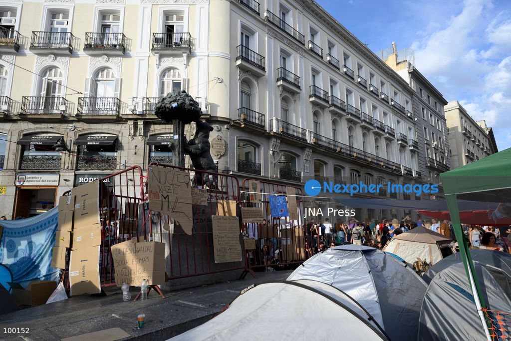 MADRID, SPAIN, OCTOBER 1, 2026: People continue to camp at Puerta del Sol in Madrid on the sixth day of an encampment initially organized by the Sindicato de Inquilinas (Tenants' Union) following the eviction of an 87-year-old woman from her home. Individuals and organizations have joined the protest, which calls for stronger tenant protections, measures to address housing unaffordability and an end to evictions that leave vulnerable residents without alternative accommodation. Photo by Tomas Calle / JNA Press. (Photo by Tomas Calle/JNA Press via Nexpher Images)