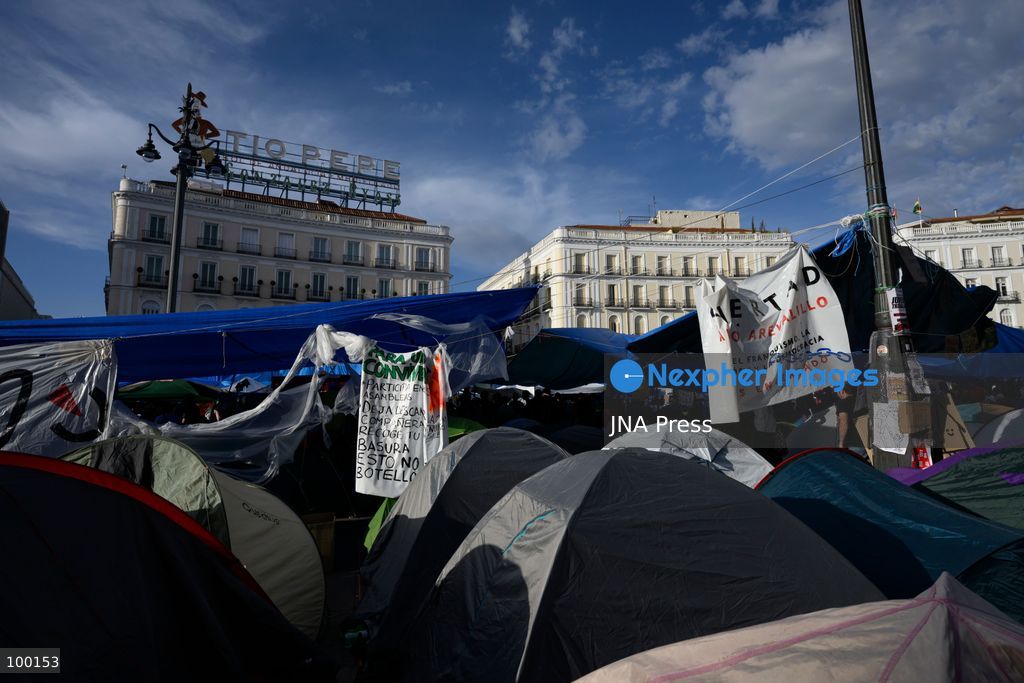 MADRID, SPAIN, OCTOBER 1, 2026: People continue to camp at Puerta del Sol in Madrid on the sixth day of an encampment initially organized by the Sindicato de Inquilinas (Tenants' Union) following the eviction of an 87-year-old woman from her home. Individuals and organizations have joined the protest, which calls for stronger tenant protections, measures to address housing unaffordability and an end to evictions that leave vulnerable residents without alternative accommodation. Photo by Tomas Calle / JNA Press. (Photo by Tomas Calle/JNA Press via Nexpher Images)