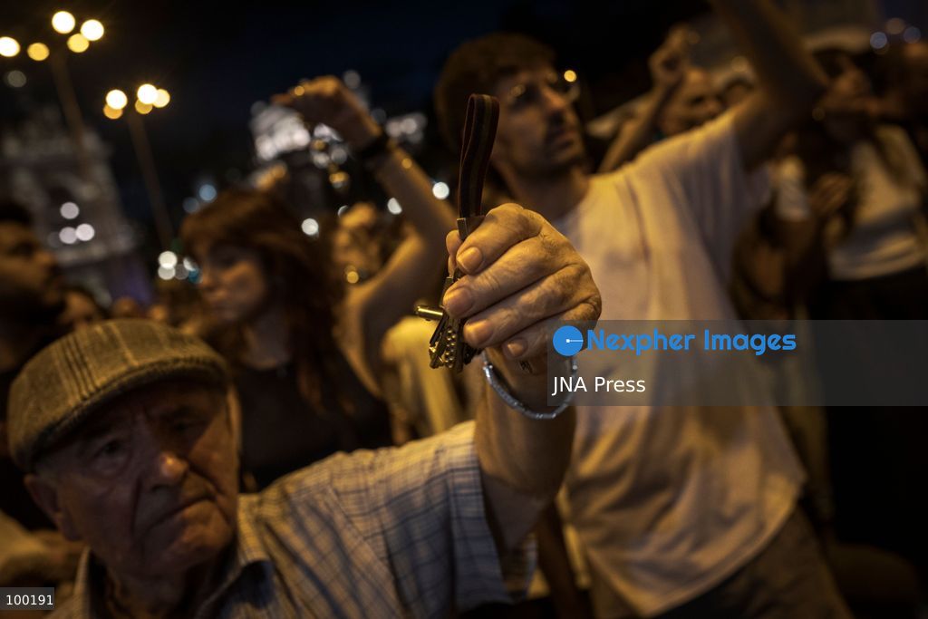 MADRID, SPAIN, OCTOBER 1, 2026: Hundreds of housing rights protesters demonstrate outside Madrid City Hall on the sixth day of an encampment at Puerta del Sol, opposing real estate speculation and calling for greater access to affordable housing. The protest reflects growing concerns over housing affordability and tenant protections amid Spain's ongoing housing crisis. The encampment was initially organized by the Sindicato de Inquilinas (Tenants' Union) following the eviction of an elderly woman from her home in Madrid. Photo by Jairo Martin / JNA Press. (Photo by Jairo Vargas MartÃ­n/JNA Press via Nexpher Images)
