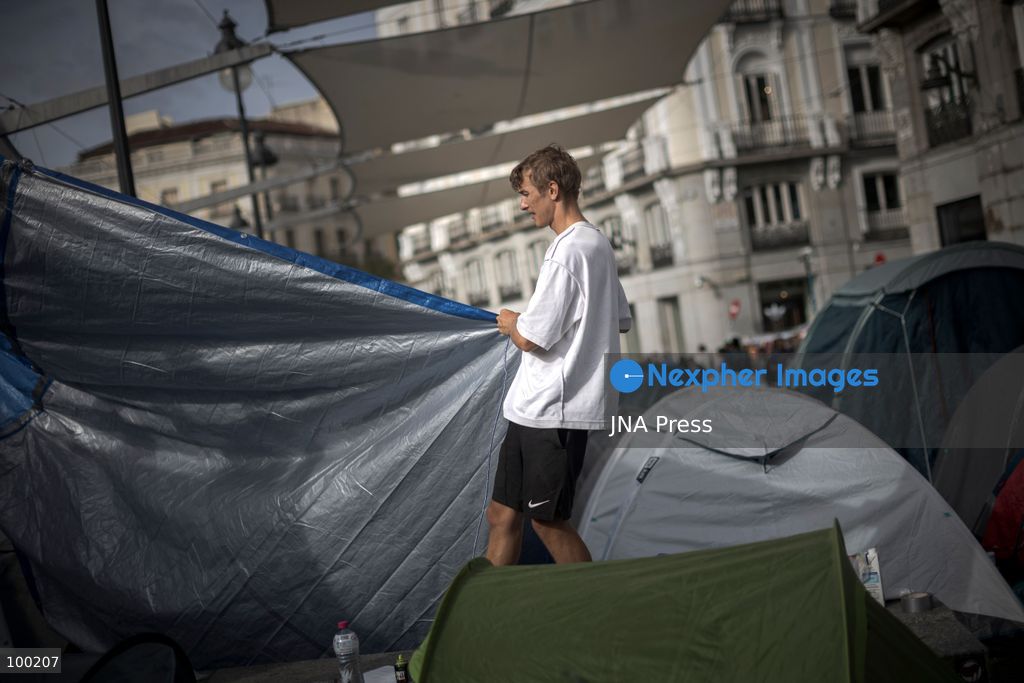 MADRID, SPAIN, SEPTEMBER 29, 2026: Housing rights activists continue their encampment at Puerta del Sol in central Madrid for a fourth day, with hundreds of tents occupying the square. The protest began following a demonstration against the eviction of 87-year-old Maricarmen Abascal from the home where she had lived for more than 70 years. Although an agreement was reached for Abascal to return to her home, protesters continued their encampment, demanding broader measures to address Spain's housing crisis and strengthen tenant protections. Photo by Jairo Martin / JNA Press (Photo by Jairo Vargas MartÃn/JNA Press via Nexpher Images)