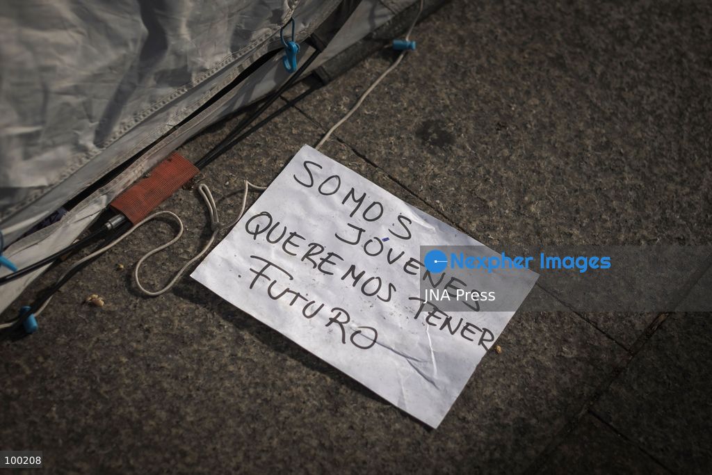 MADRID, SPAIN, SEPTEMBER 29, 2026: Housing rights activists continue their encampment at Puerta del Sol in central Madrid for a fourth day, with hundreds of tents occupying the square. The protest began following a demonstration against the eviction of 87-year-old Maricarmen Abascal from the home where she had lived for more than 70 years. Although an agreement was reached for Abascal to return to her home, protesters continued their encampment, demanding broader measures to address Spain's housing crisis and strengthen tenant protections. Photo by Jairo Martin / JNA Press (Photo by Jairo Vargas MartÃn/JNA Press via Nexpher Images)