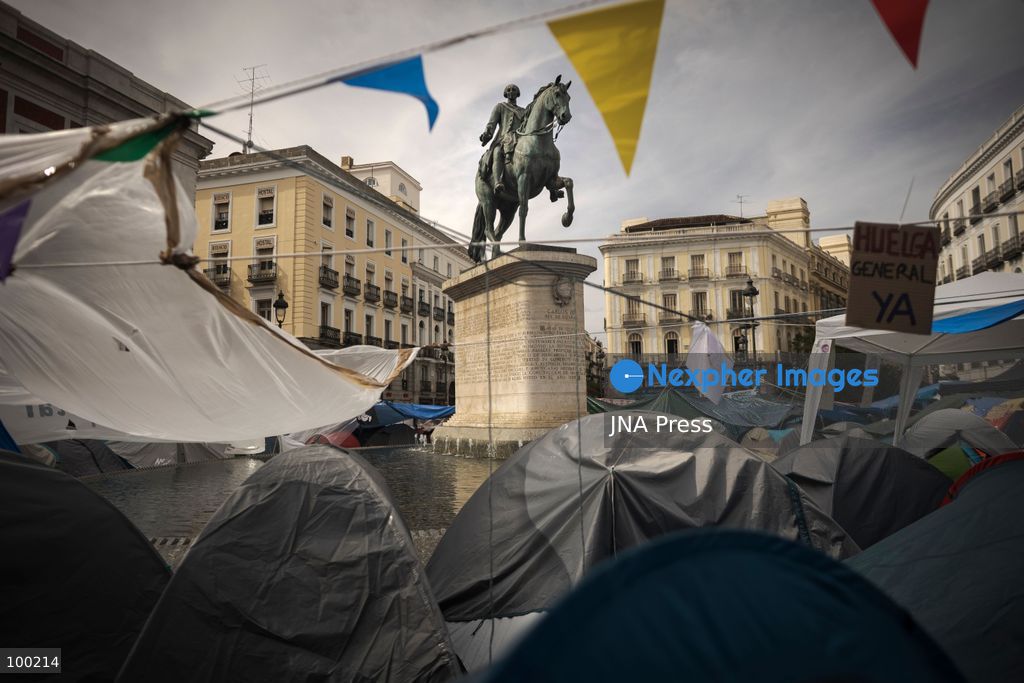 MADRID, SPAIN, SEPTEMBER 29, 2026: Housing rights activists continue their encampment at Puerta del Sol in central Madrid for a fourth day, with hundreds of tents occupying the square. The protest began following a demonstration against the eviction of 87-year-old Maricarmen Abascal from the home where she had lived for more than 70 years. Although an agreement was reached for Abascal to return to her home, protesters continued their encampment, demanding broader measures to address Spain's housing crisis and strengthen tenant protections. Photo by Jairo Martin / JNA Press (Photo by Jairo Vargas MartÃn/JNA Press via Nexpher Images)