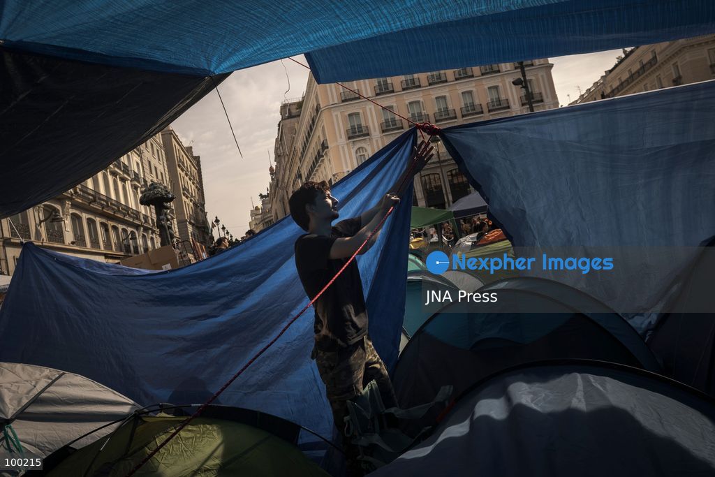 MADRID, SPAIN, SEPTEMBER 29, 2026: Housing rights activists continue their encampment at Puerta del Sol in central Madrid for a fourth day, with hundreds of tents occupying the square. The protest began following a demonstration against the eviction of 87-year-old Maricarmen Abascal from the home where she had lived for more than 70 years. Although an agreement was reached for Abascal to return to her home, protesters continued their encampment, demanding broader measures to address Spain's housing crisis and strengthen tenant protections. Photo by Jairo Martin / JNA Press (Photo by Jairo Vargas MartÃn/JNA Press via Nexpher Images)