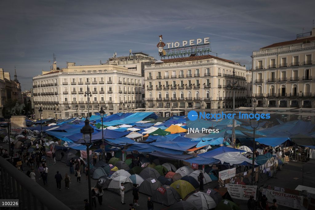 MADRID, SPAIN, SEPTEMBER 29, 2026: Housing rights activists continue their encampment at Puerta del Sol in central Madrid for a fourth day, with hundreds of tents occupying the square. The protest began following a demonstration against the eviction of 87-year-old Maricarmen Abascal from the home where she had lived for more than 70 years. Although an agreement was reached for Abascal to return to her home, protesters continued their encampment, demanding broader measures to address Spain's housing crisis and strengthen tenant protections. Photo by Jairo Martin / JNA Press (Photo by Jairo Vargas MartÃn/JNA Press via Nexpher Images)