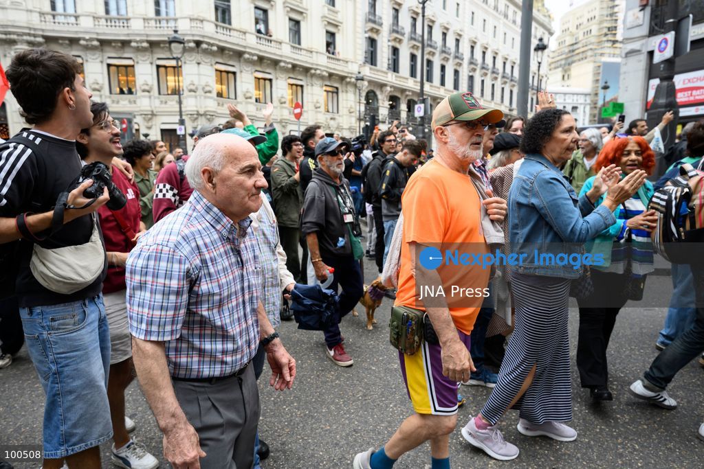 MADRID, SPAIN, OCTOBER 2, 2026: Members and supporters of the Sindicato de Inquilinas e Inquilinos de Madrid take part in a demonstration outside the Congress of Deputies as lawmakers debate and vote on two government housing decrees aimed at strengthening tenant protections and increasing affordable housing supply. Photo by Tomas Calle / JNA Press. (Photo by Tomas Calle/JNA Press via Nexpher Images)