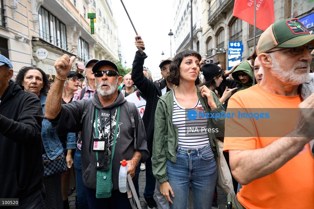 MADRID, SPAIN, OCTOBER 2, 2026: Members and supporters of the Sindicato de Inquilinas e Inquilinos de Madrid take part in a demonstration outside the Congress of Deputies as lawmakers debate and vote on two government housing decrees aimed at strengthening tenant protections and increasing affordable housing supply. Photo by Tomas Calle / JNA Press. (Photo by Tomas Calle/JNA Press via Nexpher Images)