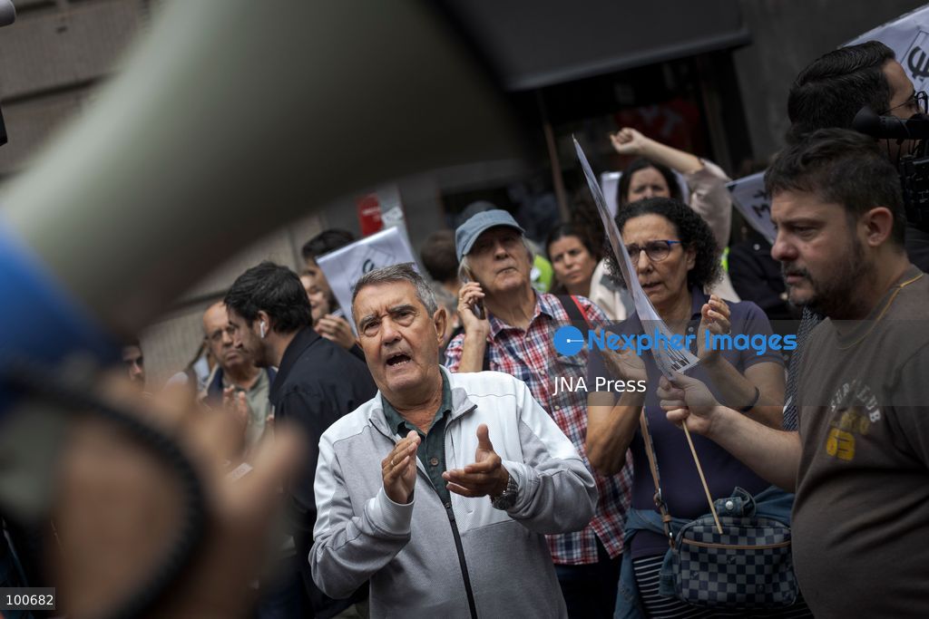 MADRID, SPAIN, OCTOBER 2, 2026: Members and supporters of the Sindicato de Inquilinas e Inquilinos de Madrid demonstrate outside the Spanish Congress of Deputies as lawmakers debate and vote on two government housing decrees. Protesters marched from their encampment at Puerta del Sol to demand approval of measures including stronger protections against evictions and changes to rental regulations. Both decrees were rejected by parliament, as housing activists continued their mobilization in Madrid and other Spanish cities. Photo by Jairo Vargas Martín (Photo by Jairo Vargas MartÃ­n/JNA Press via Nexpher Images)
