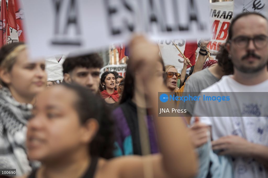 MADRID, SPAIN, OCTOBER 2, 2026: Members and supporters of the Sindicato de Inquilinas e Inquilinos de Madrid demonstrate outside the Spanish Congress of Deputies as lawmakers debate and vote on two government housing decrees. Protesters marched from their encampment at Puerta del Sol to demand approval of measures including stronger protections against evictions and changes to rental regulations. Both decrees were rejected by parliament, as housing activists continued their mobilization in Madrid and other Spanish cities. Photo by Jairo Vargas Martín (Photo by Jairo Vargas MartÃn/JNA Press via Nexpher Images)