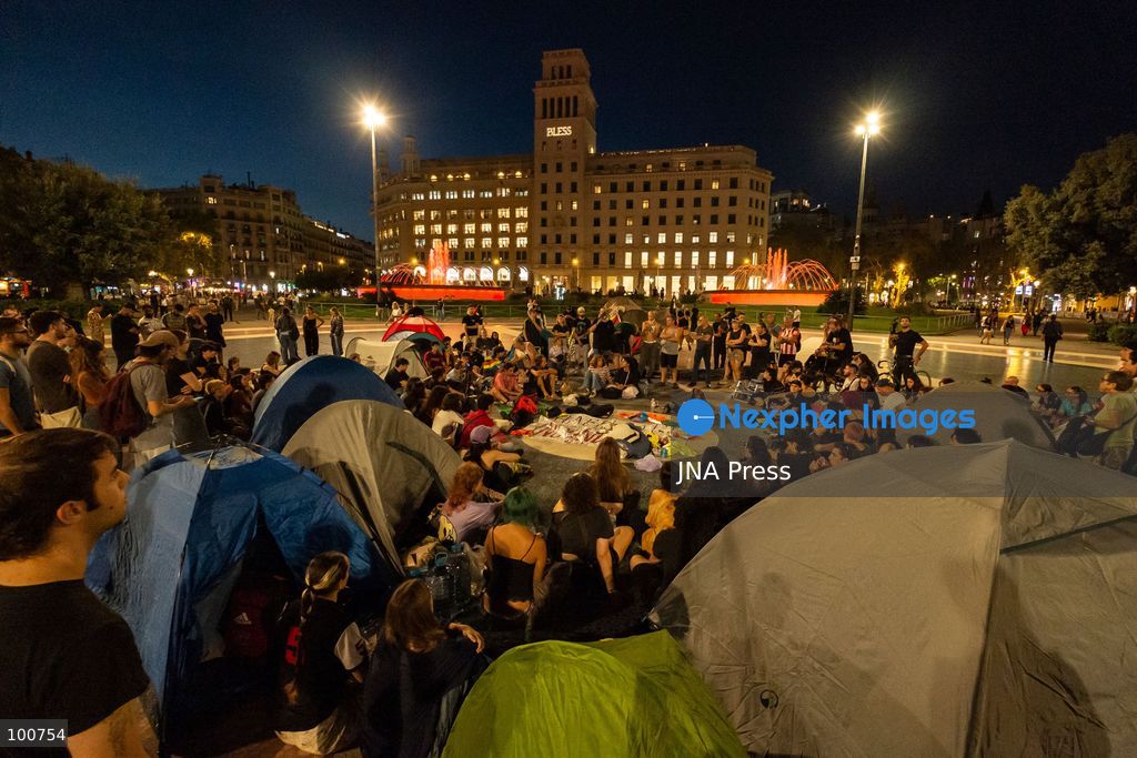 BARCELONA, SPAIN, OCTOBER 1, 2026: Housing activists spend a second day at an encampment in Placa de Catalunya in central Barcelona in solidarity with the housing protest at Puerta del Sol in Madrid. Around 50 tents were set up at the Barcelona camp as participants continued to demand stronger housing protections and measures against evictions ahead of a parliamentary vote on government housing decrees. Photo by Miguel Galmes / JNA Press. (Photo by Miguel Galmés/JNA Press via Nexpher Images)