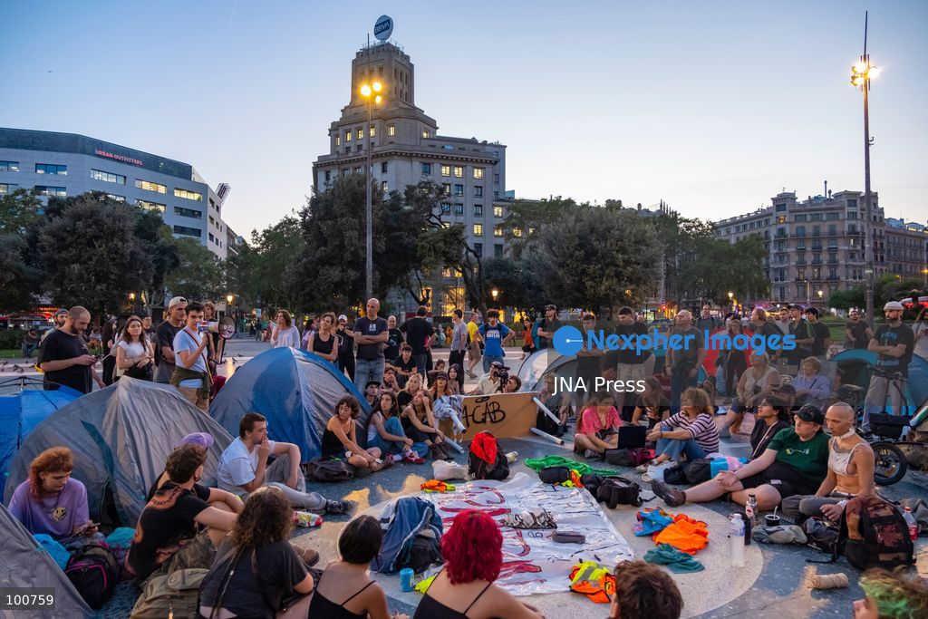 BARCELONA, SPAIN, OCTOBER 1, 2026: Housing activists spend a second day at an encampment in Placa de Catalunya in central Barcelona in solidarity with the housing protest at Puerta del Sol in Madrid. Around 50 tents were set up at the Barcelona camp as participants continued to demand stronger housing protections and measures against evictions ahead of a parliamentary vote on government housing decrees. Photo by Miguel Galmes / JNA Press. (Photo by Miguel Galmés/JNA Press via Nexpher Images)