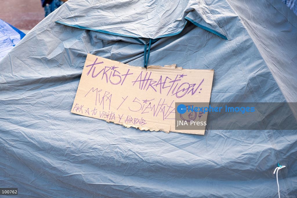 BARCELONA, SPAIN, OCTOBER 1, 2026: Housing activists spend a second day at an encampment in Placa de Catalunya in central Barcelona in solidarity with the housing protest at Puerta del Sol in Madrid. Around 50 tents were set up at the Barcelona camp as participants continued to demand stronger housing protections and measures against evictions ahead of a parliamentary vote on government housing decrees. Photo by Miguel Galmes / JNA Press. (Photo by Miguel Galmés/JNA Press via Nexpher Images)
