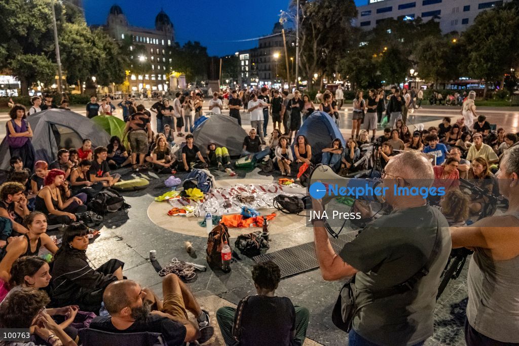 BARCELONA, SPAIN, OCTOBER 1, 2026: Housing activists spend a second day at an encampment in Placa de Catalunya in central Barcelona in solidarity with the housing protest at Puerta del Sol in Madrid. Around 50 tents were set up at the Barcelona camp as participants continued to demand stronger housing protections and measures against evictions ahead of a parliamentary vote on government housing decrees. Photo by Miguel Galmes / JNA Press. (Photo by Miguel Galmés/JNA Press via Nexpher Images)