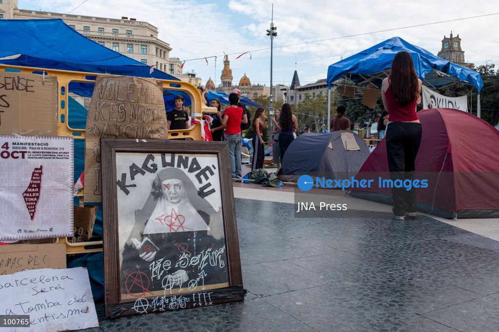 BARCELONA, SPAIN, OCTOBER 1, 2026: Housing activists spend a second day at an encampment in Placa de Catalunya in central Barcelona in solidarity with the housing protest at Puerta del Sol in Madrid. Around 50 tents were set up at the Barcelona camp as participants continued to demand stronger housing protections and measures against evictions ahead of a parliamentary vote on government housing decrees. Photo by Miguel Galmes / JNA Press. (Photo by Miguel Galmés/JNA Press via Nexpher Images)