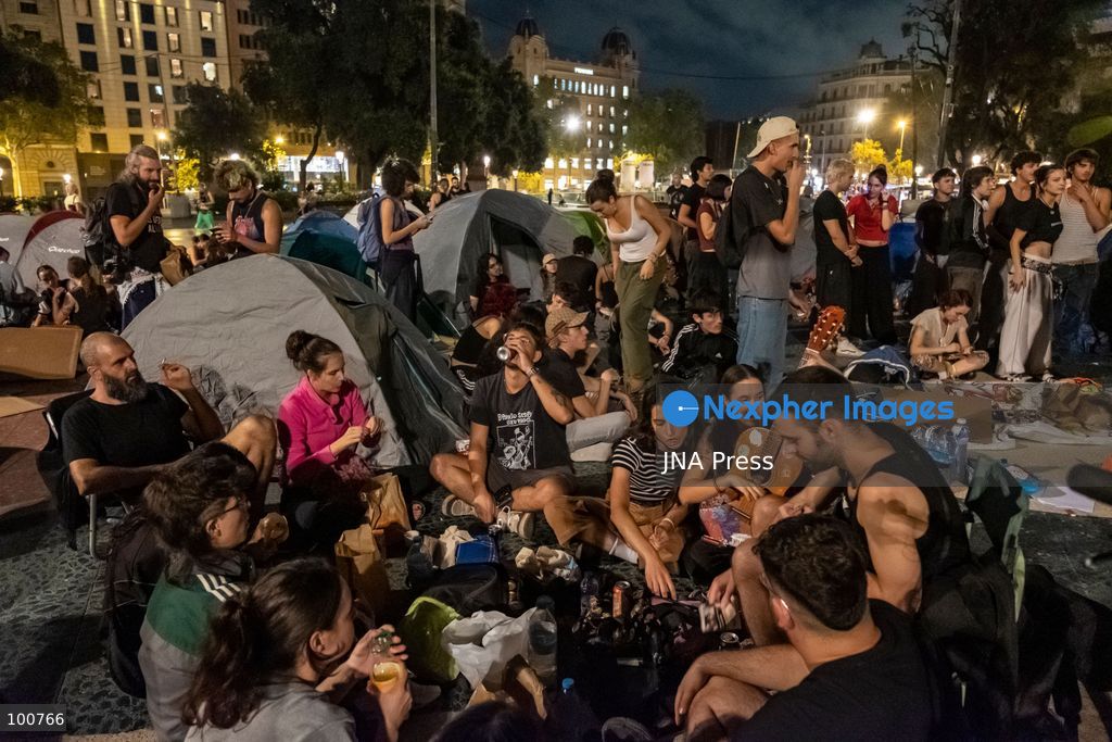 BARCELONA, SPAIN, OCTOBER 1, 2026: Housing activists spend a second day at an encampment in Placa de Catalunya in central Barcelona in solidarity with the housing protest at Puerta del Sol in Madrid. Around 50 tents were set up at the Barcelona camp as participants continued to demand stronger housing protections and measures against evictions ahead of a parliamentary vote on government housing decrees. Photo by Miguel Galmes / JNA Press. (Photo by Miguel Galmés/JNA Press via Nexpher Images)