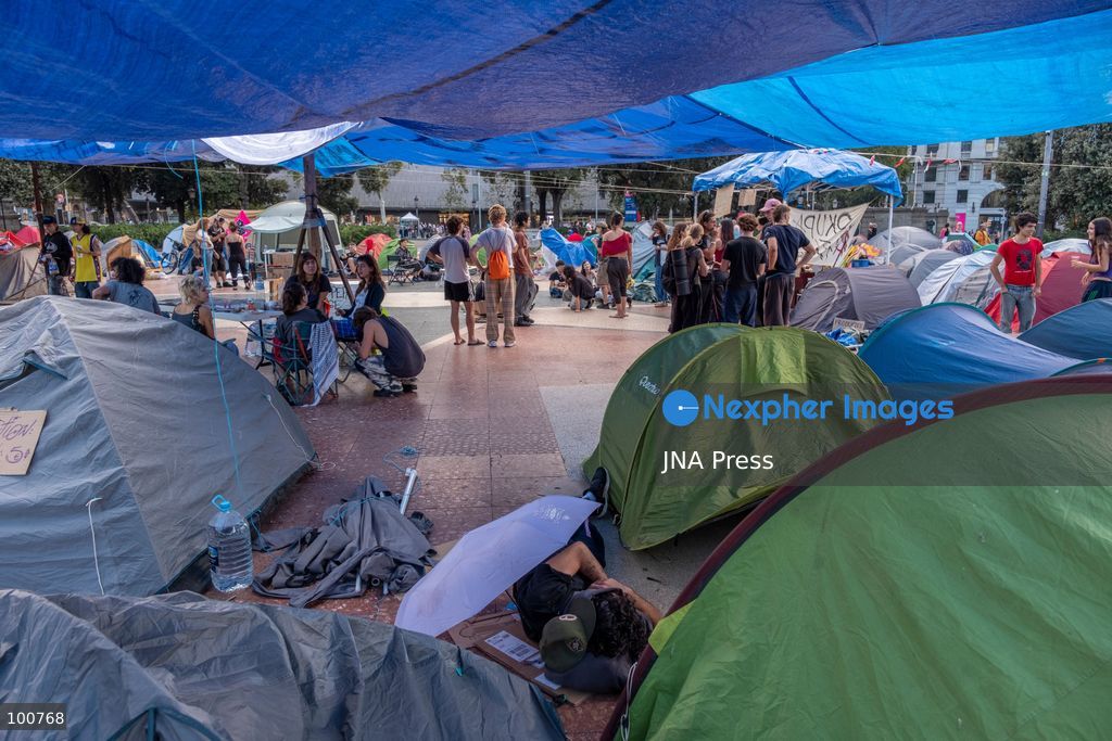 BARCELONA, SPAIN, OCTOBER 1, 2026: Housing activists spend a second day at an encampment in Placa de Catalunya in central Barcelona in solidarity with the housing protest at Puerta del Sol in Madrid. Around 50 tents were set up at the Barcelona camp as participants continued to demand stronger housing protections and measures against evictions ahead of a parliamentary vote on government housing decrees. Photo by Miguel Galmes / JNA Press. (Photo by Miguel Galmés/JNA Press via Nexpher Images)
