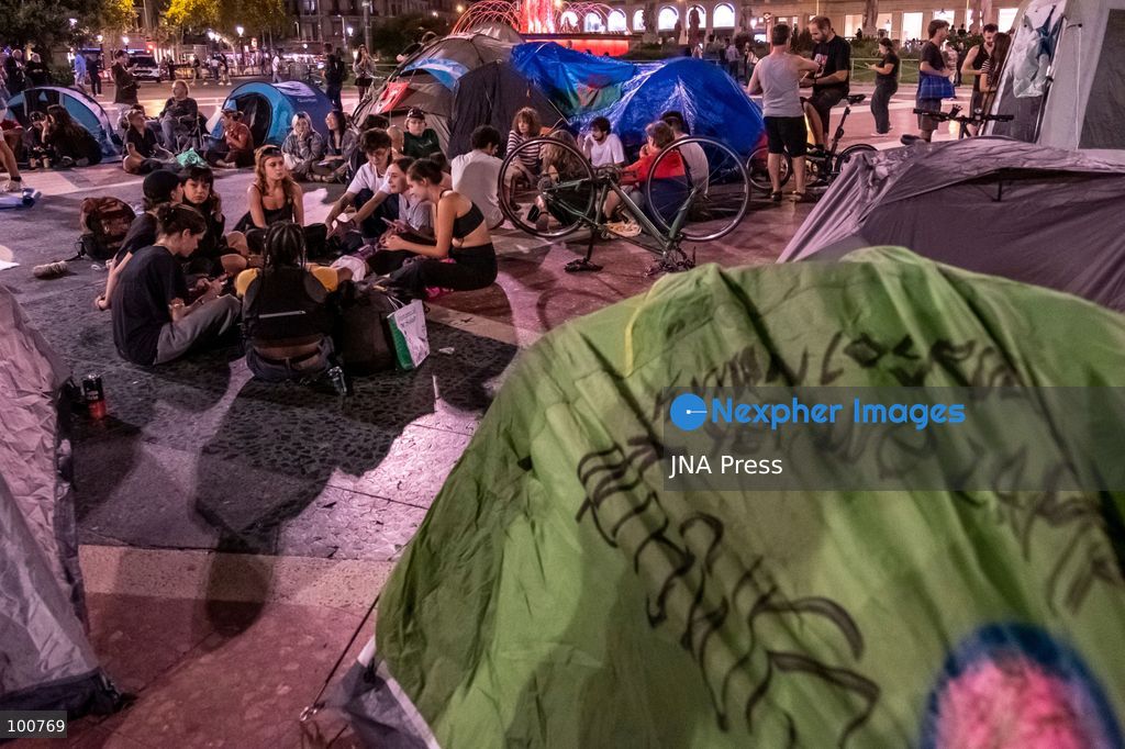 BARCELONA, SPAIN, OCTOBER 1, 2026: Housing activists spend a second day at an encampment in Placa de Catalunya in central Barcelona in solidarity with the housing protest at Puerta del Sol in Madrid. Around 50 tents were set up at the Barcelona camp as participants continued to demand stronger housing protections and measures against evictions ahead of a parliamentary vote on government housing decrees. Photo by Miguel Galmes / JNA Press. (Photo by Miguel Galmés/JNA Press via Nexpher Images)