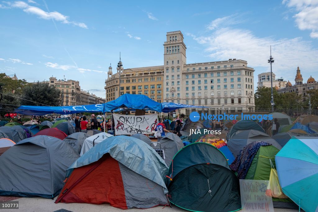 BARCELONA, SPAIN, OCTOBER 1, 2026: Housing activists spend a second day at an encampment in Placa de Catalunya in central Barcelona in solidarity with the housing protest at Puerta del Sol in Madrid. Around 50 tents were set up at the Barcelona camp as participants continued to demand stronger housing protections and measures against evictions ahead of a parliamentary vote on government housing decrees. Photo by Miguel Galmes / JNA Press. (Photo by Miguel Galmés/JNA Press via Nexpher Images)