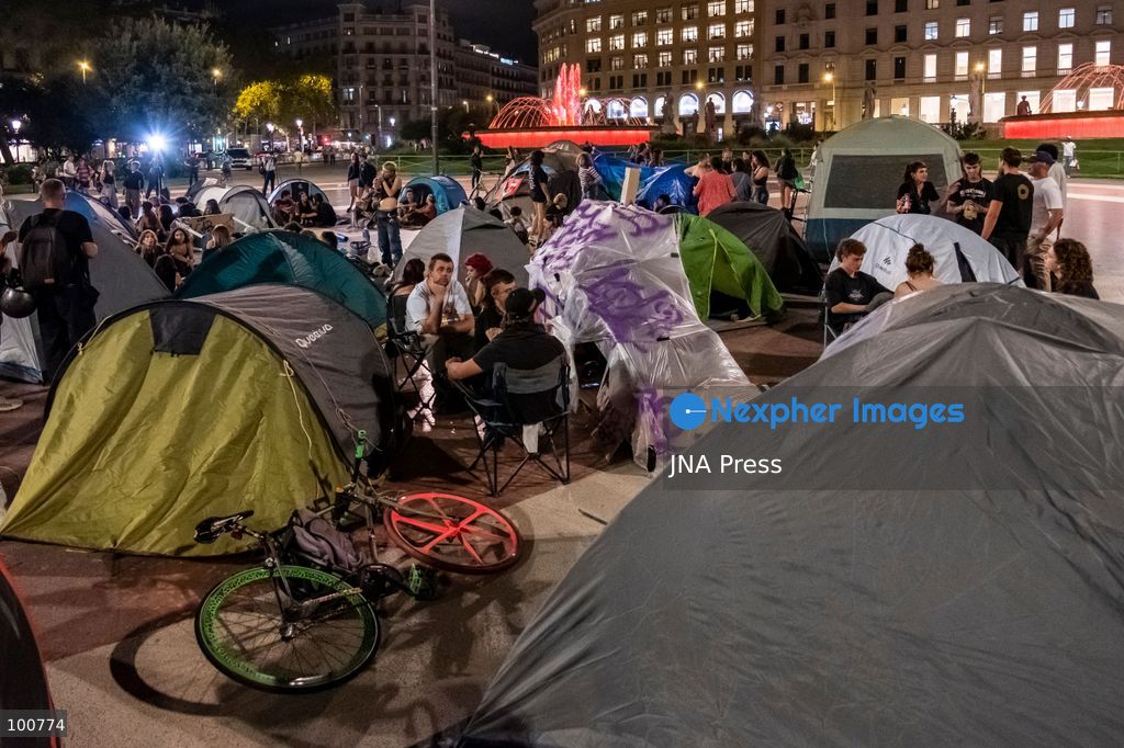 BARCELONA, SPAIN, OCTOBER 1, 2026: Housing activists spend a second day at an encampment in Placa de Catalunya in central Barcelona in solidarity with the housing protest at Puerta del Sol in Madrid. Around 50 tents were set up at the Barcelona camp as participants continued to demand stronger housing protections and measures against evictions ahead of a parliamentary vote on government housing decrees. Photo by Miguel Galmes / JNA Press. (Photo by Miguel Galmés/JNA Press via Nexpher Images)