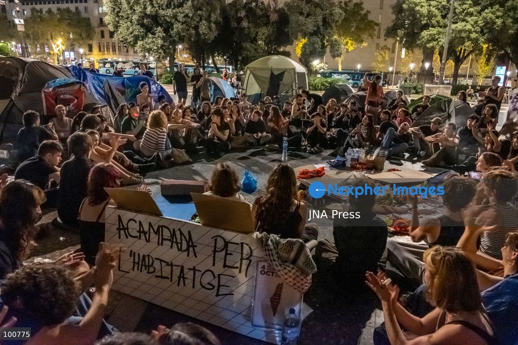 BARCELONA, SPAIN, OCTOBER 1, 2026: Housing activists spend a second day at an encampment in Placa de Catalunya in central Barcelona in solidarity with the housing protest at Puerta del Sol in Madrid. Around 50 tents were set up at the Barcelona camp as participants continued to demand stronger housing protections and measures against evictions ahead of a parliamentary vote on government housing decrees. Photo by Miguel Galmes / JNA Press. (Photo by Miguel Galmés/JNA Press via Nexpher Images)