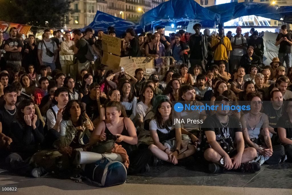 BARCELONA, SPAIN, OCTOBER 1, 2026: Hundreds of housing protesters gather in Placa Sant Jaume outside Barcelona City Hall to demand that lawmakers approve two government housing decrees ahead of a vote in the Spanish Congress of Deputies. The measures, promoted following nationwide protests over the eviction of Madrid resident Maricarmen Abascal, included stronger protections against evictions and changes to rental regulations. After the demonstration, participants headed to Placa de Catalunya to join an ongoing housing encampment. Photo by Miguel Galmes / JNA Press. (Photo by Miguel Galmés/JNA Press via Nexpher Images)