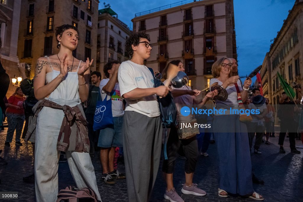 BARCELONA, SPAIN, OCTOBER 1, 2026: Hundreds of housing protesters gather in Placa Sant Jaume outside Barcelona City Hall to demand that lawmakers approve two government housing decrees ahead of a vote in the Spanish Congress of Deputies. The measures, promoted following nationwide protests over the eviction of Madrid resident Maricarmen Abascal, included stronger protections against evictions and changes to rental regulations. After the demonstration, participants headed to Placa de Catalunya to join an ongoing housing encampment. Photo by Miguel Galmes / JNA Press. (Photo by Miguel Galmés/JNA Press via Nexpher Images)