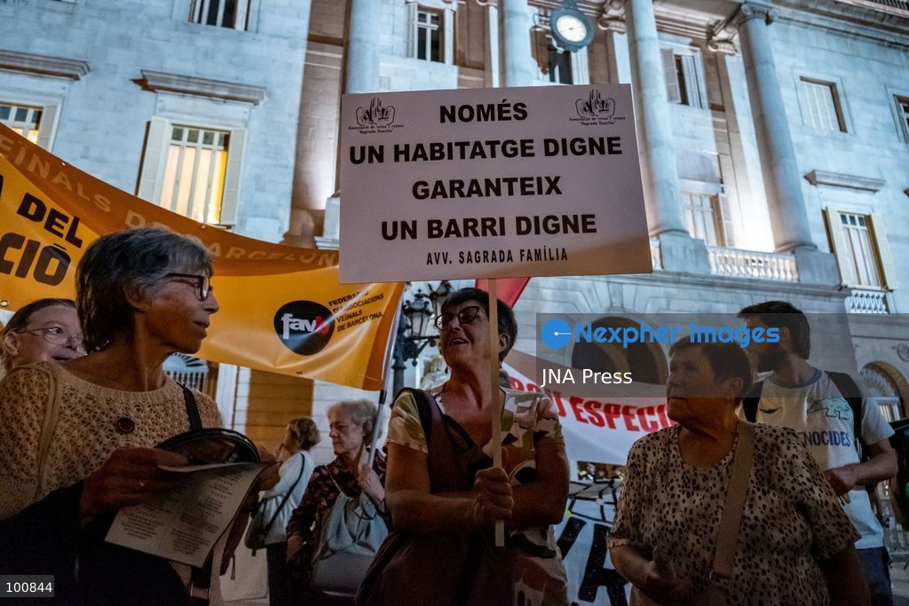 BARCELONA, SPAIN, OCTOBER 1, 2026: Hundreds of housing protesters gather in Placa Sant Jaume outside Barcelona City Hall to demand that lawmakers approve two government housing decrees ahead of a vote in the Spanish Congress of Deputies. The measures, promoted following nationwide protests over the eviction of Madrid resident Maricarmen Abascal, included stronger protections against evictions and changes to rental regulations. After the demonstration, participants headed to Placa de Catalunya to join an ongoing housing encampment. Photo by Miguel Galmes / JNA Press. (Photo by Miguel Galmés/JNA Press via Nexpher Images)