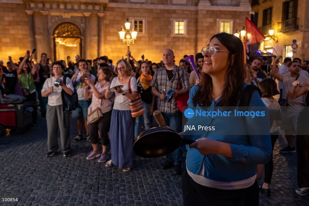 BARCELONA, SPAIN, OCTOBER 1, 2026: Hundreds of housing protesters gather in Placa Sant Jaume outside Barcelona City Hall to demand that lawmakers approve two government housing decrees ahead of a vote in the Spanish Congress of Deputies. The measures, promoted following nationwide protests over the eviction of Madrid resident Maricarmen Abascal, included stronger protections against evictions and changes to rental regulations. After the demonstration, participants headed to Placa de Catalunya to join an ongoing housing encampment. Photo by Miguel Galmes / JNA Press. (Photo by Miguel Galmés/JNA Press via Nexpher Images)
