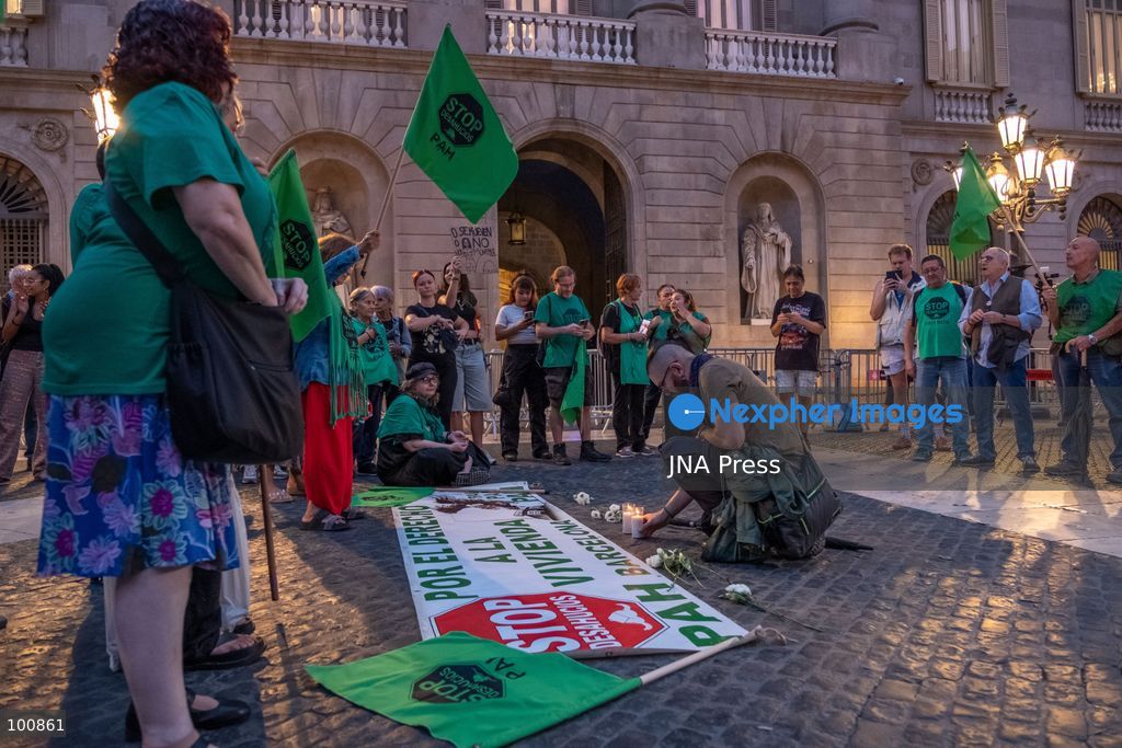 BARCELONA, SPAIN, OCTOBER 1, 2026: Hundreds of housing protesters gather in Placa Sant Jaume outside Barcelona City Hall to demand that lawmakers approve two government housing decrees ahead of a vote in the Spanish Congress of Deputies. The measures, promoted following nationwide protests over the eviction of Madrid resident Maricarmen Abascal, included stronger protections against evictions and changes to rental regulations. After the demonstration, participants headed to Placa de Catalunya to join an ongoing housing encampment. Photo by Miguel Galmes / JNA Press. (Photo by Miguel Galmés/JNA Press via Nexpher Images)