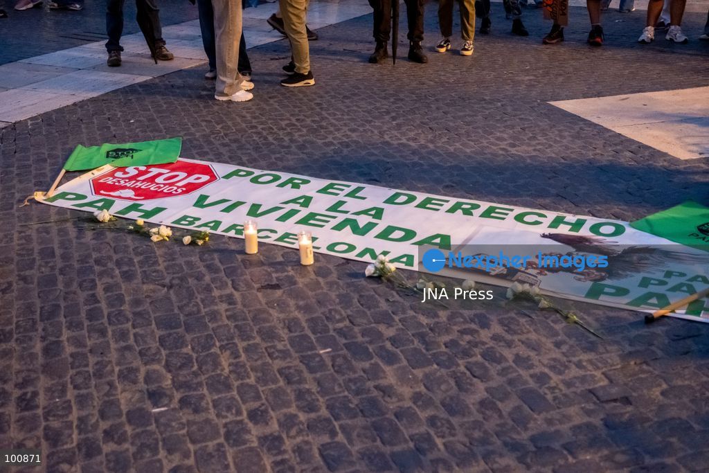 BARCELONA, SPAIN, OCTOBER 1, 2026: Hundreds of housing protesters gather in Placa Sant Jaume outside Barcelona City Hall to demand that lawmakers approve two government housing decrees ahead of a vote in the Spanish Congress of Deputies. The measures, promoted following nationwide protests over the eviction of Madrid resident Maricarmen Abascal, included stronger protections against evictions and changes to rental regulations. After the demonstration, participants headed to Placa de Catalunya to join an ongoing housing encampment. Photo by Miguel Galmes / JNA Press. (Photo by Miguel Galmés/JNA Press via Nexpher Images)
