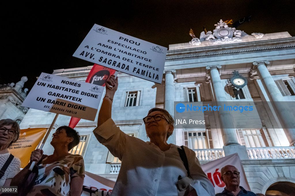 BARCELONA, SPAIN, OCTOBER 1, 2026: Hundreds of housing protesters gather in Placa Sant Jaume outside Barcelona City Hall to demand that lawmakers approve two government housing decrees ahead of a vote in the Spanish Congress of Deputies. The measures, promoted following nationwide protests over the eviction of Madrid resident Maricarmen Abascal, included stronger protections against evictions and changes to rental regulations. After the demonstration, participants headed to Placa de Catalunya to join an ongoing housing encampment. Photo by Miguel Galmes / JNA Press. (Photo by Miguel Galmés/JNA Press via Nexpher Images)