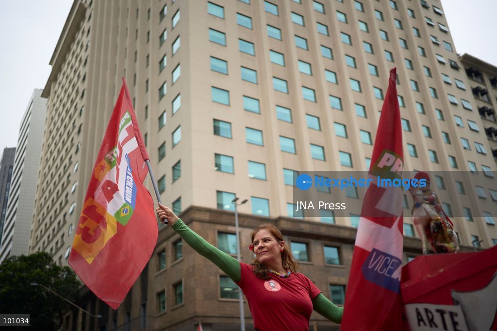 RIO DE JANEIRO, BRAZIL, OCTOBER 2, 2026: Brazilian President and presidential candidate Luiz Inacio Lula da Silva leads a campaign march through central Rio de Janeiro, travelling from Candelaria toward Cinelandia as thousands of supporters gather ahead of the first round of Brazil's general election. Lula, who is seeking re-election, used the event to mobilize supporters two days before voters head to the polls on October 4. Photo by Mariana Greif / JNA Press. (Photo by Mariana Greif/JNA Press via Nexpher Images)