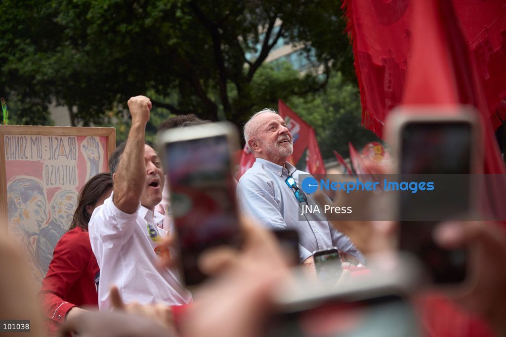 RIO DE JANEIRO, BRAZIL, OCTOBER 2, 2026: Brazilian President and presidential candidate Luiz Inacio Lula da Silva leads a campaign march through central Rio de Janeiro, travelling from Candelaria toward Cinelandia as thousands of supporters gather ahead of the first round of Brazil's general election. Lula, who is seeking re-election, used the event to mobilize supporters two days before voters head to the polls on October 4. Photo by Mariana Greif / JNA Press. (Photo by Mariana Greif/JNA Press via Nexpher Images)