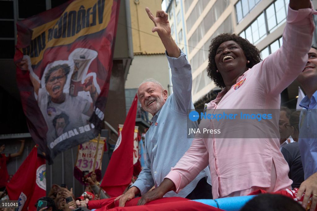 RIO DE JANEIRO, BRAZIL, OCTOBER 2, 2026: Brazilian President and presidential candidate Luiz Inacio Lula da Silva leads a campaign march through central Rio de Janeiro, travelling from Candelaria toward Cinelandia as thousands of supporters gather ahead of the first round of Brazil's general election. Lula, who is seeking re-election, used the event to mobilize supporters two days before voters head to the polls on October 4. Photo by Mariana Greif / JNA Press. (Photo by Mariana Greif/JNA Press via Nexpher Images)