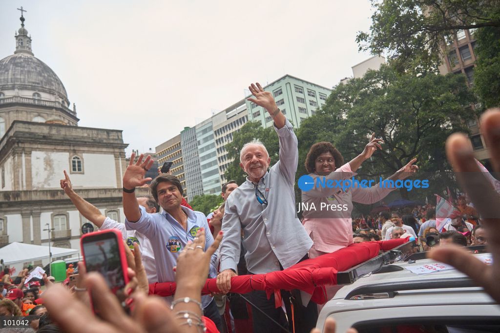RIO DE JANEIRO, BRAZIL, OCTOBER 2, 2026: Brazilian President and presidential candidate Luiz Inacio Lula da Silva leads a campaign march through central Rio de Janeiro, travelling from Candelaria toward Cinelandia as thousands of supporters gather ahead of the first round of Brazil's general election. Lula, who is seeking re-election, used the event to mobilize supporters two days before voters head to the polls on October 4. Photo by Mariana Greif / JNA Press. (Photo by Mariana Greif/JNA Press via Nexpher Images)