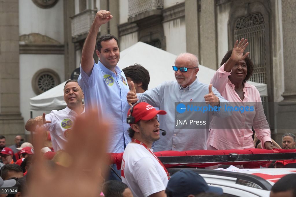 RIO DE JANEIRO, BRAZIL, OCTOBER 2, 2026: Brazilian President and presidential candidate Luiz Inacio Lula da Silva leads a campaign march through central Rio de Janeiro, travelling from Candelaria toward Cinelandia as thousands of supporters gather ahead of the first round of Brazil's general election. Lula, who is seeking re-election, used the event to mobilize supporters two days before voters head to the polls on October 4. Photo by Mariana Greif / JNA Press. (Photo by Mariana Greif/JNA Press via Nexpher Images)