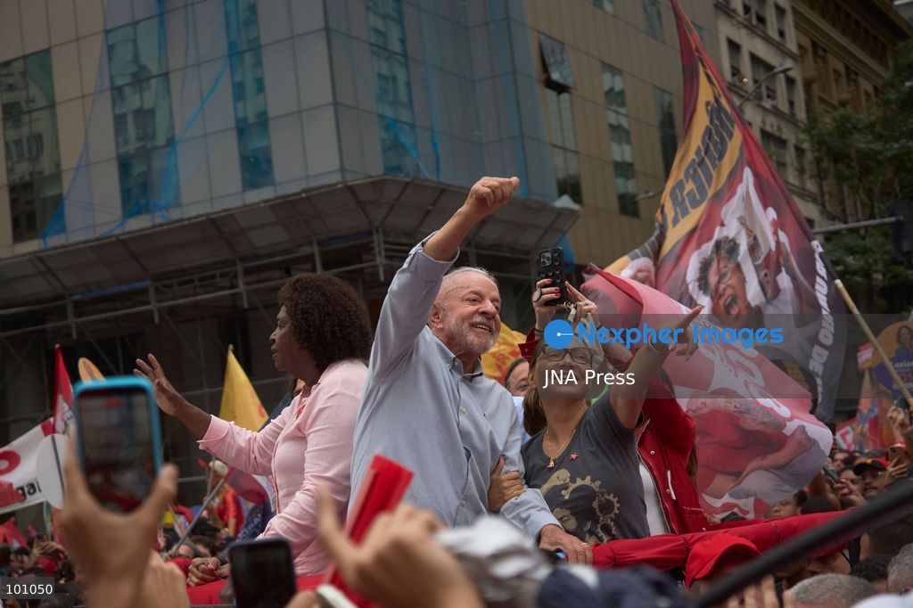 RIO DE JANEIRO, BRAZIL, OCTOBER 2, 2026: Brazilian President and presidential candidate Luiz Inacio Lula da Silva leads a campaign march through central Rio de Janeiro, travelling from Candelaria toward Cinelandia as thousands of supporters gather ahead of the first round of Brazil's general election. Lula, who is seeking re-election, used the event to mobilize supporters two days before voters head to the polls on October 4. Photo by Mariana Greif / JNA Press. (Photo by Mariana Greif/JNA Press via Nexpher Images)